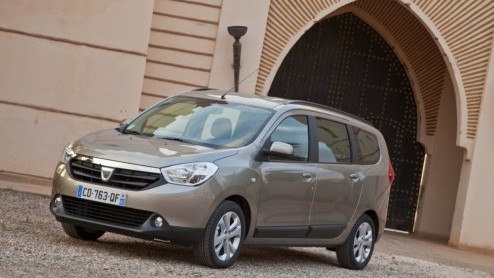 Een nieuwe zevenzits MPV aanbieden van het formaat Grand Scenic, de bagageruimte van een Espace maar met het prijskaartje van een Modus. Rara hoe kan dat? Dacia weet hoe: met de Lodgy! Dat willen we w