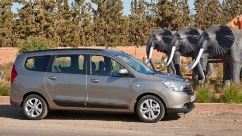 Een nieuwe zevenzits MPV aanbieden van het formaat Grand Scenic, de bagageruimte van een Espace maar met het prijskaartje van een Modus. Rara hoe kan dat? Dacia weet hoe: met de Lodgy! Dat willen we w