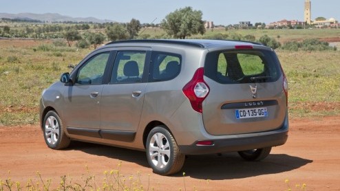 Een nieuwe zevenzits MPV aanbieden van het formaat Grand Scenic, de bagageruimte van een Espace maar met het prijskaartje van een Modus. Rara hoe kan dat? Dacia weet hoe: met de Lodgy! Dat willen we w