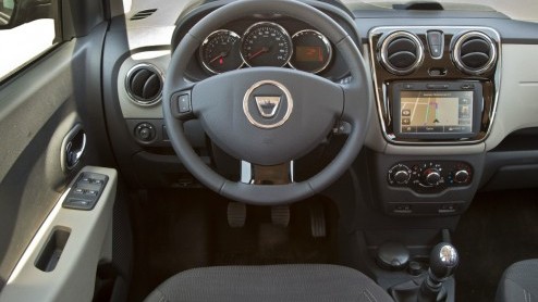 Een nieuwe zevenzits MPV aanbieden van het formaat Grand Scenic, de bagageruimte van een Espace maar met het prijskaartje van een Modus. Rara hoe kan dat? Dacia weet hoe: met de Lodgy! Dat willen we w
