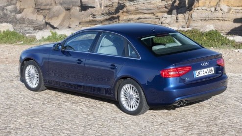 Audi heeft de A4 een nieuw gezicht gegeven. Achter het nieuwe front schuilt een nieuwe stap voorwaarts in efficintie, waarbij de geavanceerde 1.8 TFSI en vernieuwde 2.0 TDI motor speciale aandacht ve