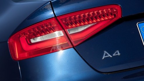 Audi heeft de A4 een nieuw gezicht gegeven. Achter het nieuwe front schuilt een nieuwe stap voorwaarts in efficintie, waarbij de geavanceerde 1.8 TFSI en vernieuwde 2.0 TDI motor speciale aandacht ve