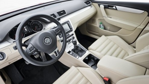 Stoer doen met robuuste looks n vierwielaandrijving. Bij Volkswagen was het tot nu toe een kwestie van kiezen. De Cross-modellen ontbeerden het laatste, de 4Motion-uitvoeringen het eerste. De nieuwe 
