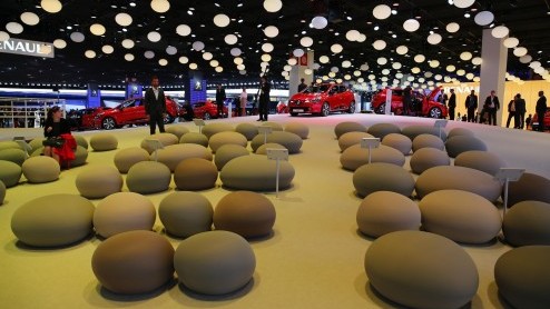 De opening van een autotentoonstelling is altijd een vrolijke gebeurtenis, maar verder heeft de Europese en zeker de Franse automobielindustrie weinig reden tot lachen. Acht van de tien Europese merke