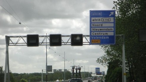De plannen die Amsterdam heeft om autos te weren in een deel van de stad die gebouwd zijn voor 1992 en dieselautos zonder roetfilter niet toe te staan roepen veel vragen op. Ook is er veel ergernis.