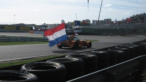 Op een regenachtig Circuit Park Zandvoort is het nieuwe A1 Grand Prix seizoen van start gegaan. Autovandaag was er natuurlijk bij. Jeroen Bleekemolen en Arie Luyendijk jr. gaan proberen de Nederlandse