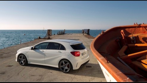 Mercedes-Benz zet in op groei. De nieuwe vijfdeurs A-Klasse geeft de aftrap om in het compacte segment nieuwe rijders aan te spreken en gooit het daarom over een hele andere boeg dan zijn voorganger.
