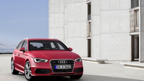 En dat is twee: de Audi A3 Sportback. Hij is ietsje groter dan zijn voorganger, biedt meer (bagage)ruimte maar is toch 90 kilo lichter. Voor het eerst is de wielbasis verlengd. Vanaf februari 2013 kom