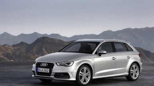 En dat is twee: de Audi A3 Sportback. Hij is ietsje groter dan zijn voorganger, biedt meer (bagage)ruimte maar is toch 90 kilo lichter. Voor het eerst is de wielbasis verlengd. Vanaf februari 2013 kom