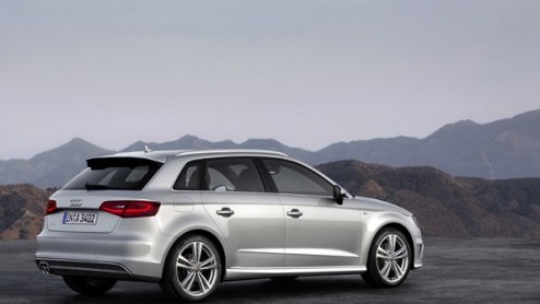 En dat is twee: de Audi A3 Sportback. Hij is ietsje groter dan zijn voorganger, biedt meer (bagage)ruimte maar is toch 90 kilo lichter. Voor het eerst is de wielbasis verlengd. Vanaf februari 2013 kom