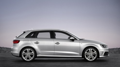 En dat is twee: de Audi A3 Sportback. Hij is ietsje groter dan zijn voorganger, biedt meer (bagage)ruimte maar is toch 90 kilo lichter. Voor het eerst is de wielbasis verlengd. Vanaf februari 2013 kom