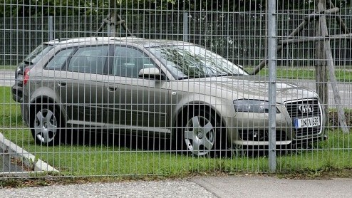Hij wil wel, maar mag nog niet. Achter dit hekwerk zien we de gefacelifte Audi A3. Voordat hij in 2009 compleet vernieuwd wordt, frissen ze m nog n keer op. Een scherpere snuit doet de A3 meer denk
