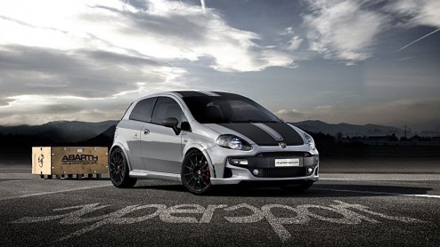 De roots van Abarth in de racerij wordt kracht bij gezet met de Abarth Punto Supersport. Uitgevoerd in een bijpassend grijze lakkleur is de 180 pk sterke variant te bestellen vanaf net iets meer dan 2