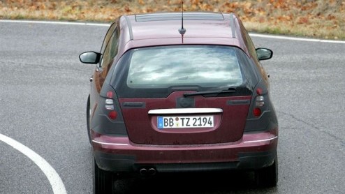 Een fikse lading scoops vandaag. Ondanks dat we de nieuwe Mercedes E-klasse pas in 2009 kunnen verwachten, hebben de spionagefotografen al beet. De W212 Estate staat op beeld en ook kunnen we een im