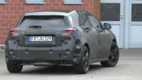 Nu volgende maand de nieuwe Mercedes B-Klasse in de showroom staat is het in 2012 de beurt aan de A-Klasse. Dat de Duitsers op basis van deze vijfdeurs ook een AMG-versie in het verschiet hebben, bewi