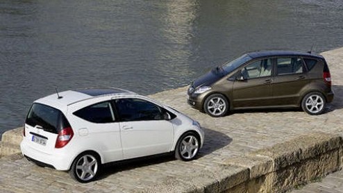 Net als de onlangs aangekondigde facelift van de Mercedes-Benz B-Klasse, kan nu ook de A-Klasse op een opfriskeur rekenen. Naast uiterlijke aanscherpingen is er ook motorisch nieuws te melden. Ook doe