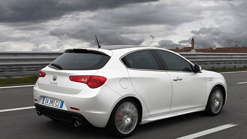 Alfa Romeo heeft twee actiepakketten bedacht voor de Giulietta in het kader van meer voor minder. Het voordeel kan oplopen tot bijna vier mille, dat voor de zakelijke berijder een lagere netto bijtell