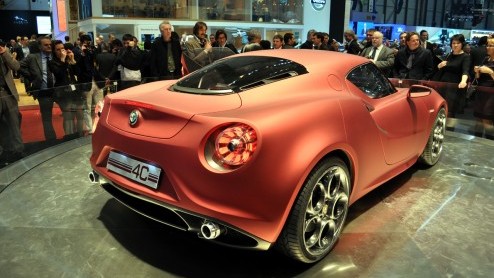 De Autosalon van Genve heeft vandaag zijn deuren voor het grote publiek geopend. AutoVandaag.nl is alvast even een kijkje gaan nemen en we hebben diverse primeurs, bijzondere studiemodellen en aankom
