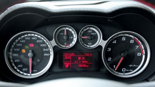 Okee, een tweecilinder in een Panda is nog tot daar aan toe, maar in een Alfa? Toch beloven de Italianen veel met de MiTo TwinAir veel goeds; 85 pk turbokracht, een laag verbruik en leuke fiscale voor