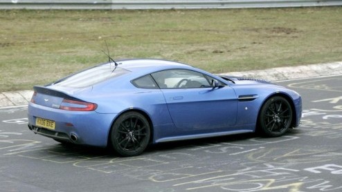 Nu bekend is dat de Aston Martin V12 Vantage RS in productie zal gaan begin volgend jaar, is het niet vreemd dat we het rijdende bewijs al op de gevoelige plaat hebben kunnen vastleggen. Deze Engelse