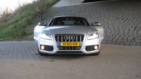 De Audi A5 is een nieuwe coup in het modellengamma van Audi. Stijlvol, sportief en snel maar ook 'sophisticated' en subtiel. De importeur overhandigde ons echter de sleutel van de S5, de overtreffend