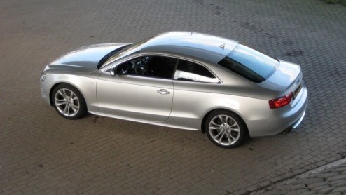 De Audi A5 is een nieuwe coup in het modellengamma van Audi. Stijlvol, sportief en snel maar ook 'sophisticated' en subtiel. De importeur overhandigde ons echter de sleutel van de S5, de overtreffend
