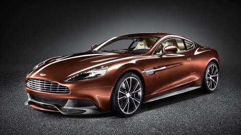 Groot nieuws bij Aston Martin. Het merk heeft de nieuwe Vanquish onthuld, opgetrokken uit lichtgewicht koolstofvezel en voorzien van een aanzienlijk opgewaardeerde zesliter V12. De DBS mag binnenkort 