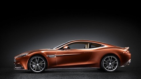 Groot nieuws bij Aston Martin. Het merk heeft de nieuwe Vanquish onthuld, opgetrokken uit lichtgewicht koolstofvezel en voorzien van een aanzienlijk opgewaardeerde zesliter V12. De DBS mag binnenkort 
