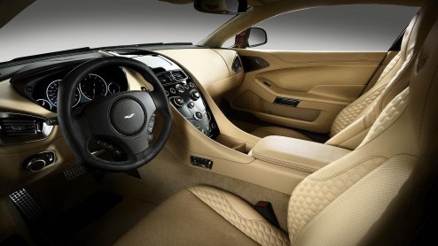 Groot nieuws bij Aston Martin. Het merk heeft de nieuwe Vanquish onthuld, opgetrokken uit lichtgewicht koolstofvezel en voorzien van een aanzienlijk opgewaardeerde zesliter V12. De DBS mag binnenkort 