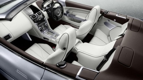 Aston Martin mag niet ontbreken op de Autosalon van Genve. Het prestigemerk is van de partij met een nieuw model; de Virage. Hij is ontwikkeld als Coupe en Cabriolet mag rekenen op heel veel power ui