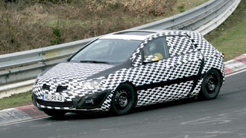 Met de vernieuwde Ford Focus en komende Golf VI in gedachten, rees de vraag wat het antwoord van Opel is met haar Astra. De spy shots van vandaag tonen een geheel nieuwe, maar nog gecamoufleerde Astra