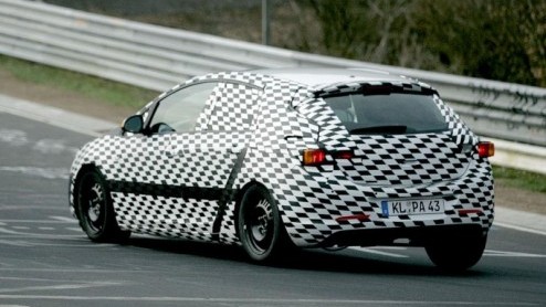 Met de vernieuwde Ford Focus en komende Golf VI in gedachten, rees de vraag wat het antwoord van Opel is met haar Astra. De spy shots van vandaag tonen een geheel nieuwe, maar nog gecamoufleerde Astra