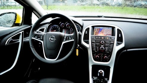 De Opel Astra GTC is in zijn nieuwste gedaante een forse auto. De good old Vectra verbleekt bijvoorbeeld naast deze GTC. Dat is ook direct zijn manco. De Astra GTC mag dan wel prettig op het netvlie