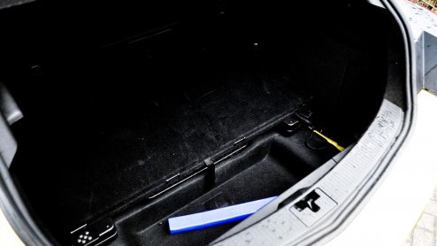 De Opel Astra GTC is in zijn nieuwste gedaante een forse auto. De good old Vectra verbleekt bijvoorbeeld naast deze GTC. Dat is ook direct zijn manco. De Astra GTC mag dan wel prettig op het netvlie