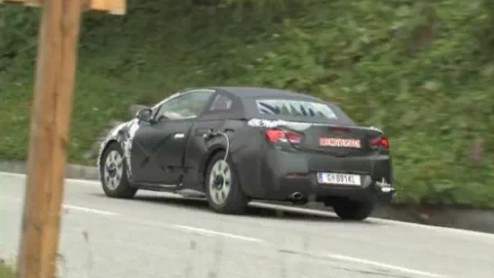 Het is inmiddels geen geheim meer dat de nieuwe Opel Astra in 2013 ook weer als Cabrio op de markt komt. Inmiddels worden de eerste prototypen al uitvoerend getest op de openbare weg. De hardtop is ve