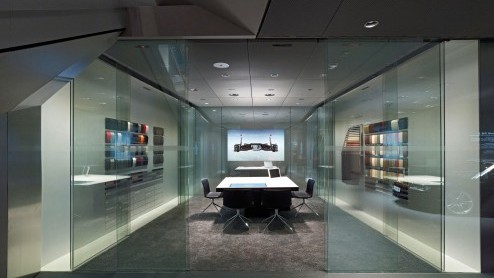 Audi heeft een digitale showroom geopend in het hartje van Londen. In de relatief kleine ruimte wordt daar het volledige modellenprogramma digitaal gepresenteerd. De komende jaren komen er nog meer cy