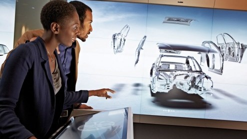 Audi heeft een digitale showroom geopend in het hartje van Londen. In de relatief kleine ruimte wordt daar het volledige modellenprogramma digitaal gepresenteerd. De komende jaren komen er nog meer cy