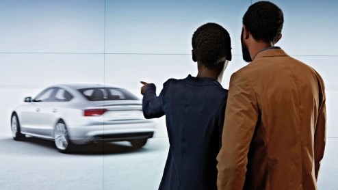 Audi heeft een digitale showroom geopend in het hartje van Londen. In de relatief kleine ruimte wordt daar het volledige modellenprogramma digitaal gepresenteerd. De komende jaren komen er nog meer cy
