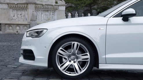 Autotest van Audi A3 Limousine, de nieuwe vierdeurs A3 Sedan die dit najaar bij de dealer staat. Iets sportiever dan de andere A3's, maar met een vleugje chique.