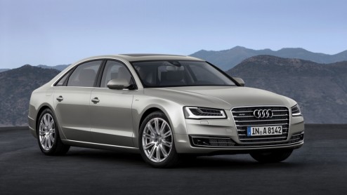 Het 2014-model van de Audi A8 is gereed. De facelift is zichtbaar in de neus en achterzijde, maar daarnaast zijn de motoren aangesterkt en doen veilige noviteiten intrede. Debuut op IAA Frankfurt 2013