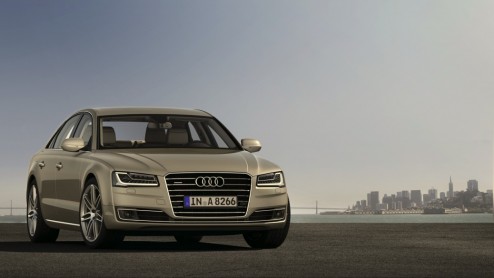 Het 2014-model van de Audi A8 is gereed. De facelift is zichtbaar in de neus en achterzijde, maar daarnaast zijn de motoren aangesterkt en doen veilige noviteiten intrede. Debuut op IAA Frankfurt 2013