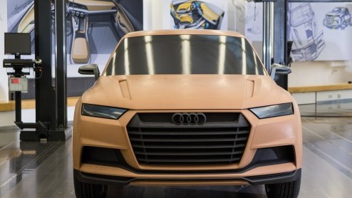 Nieuwe Audi Q7 pakt het helemaal anders aan, zowel qua design als techniek. Door gebruik van aluminium zo'n 300-400 kg lichter dan voorganger.