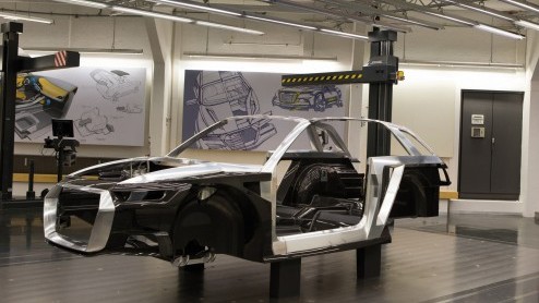 Nieuwe Audi Q7 pakt het helemaal anders aan, zowel qua design als techniek. Door gebruik van aluminium zo'n 300-400 kg lichter dan voorganger.
