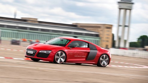 Korte rijtest van de Audi R8 e-tron op het circuit van luchthaven Berlijn Tempelhof. Autotest elektrisch aangedreven Audi R8.