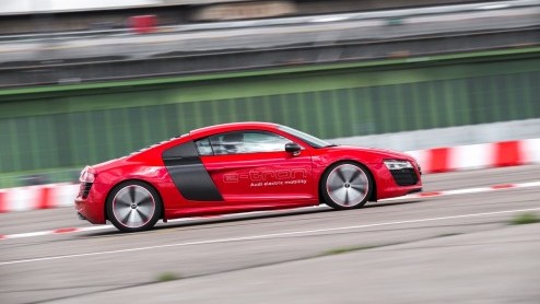 Korte rijtest van de Audi R8 e-tron op het circuit van luchthaven Berlijn Tempelhof. Autotest elektrisch aangedreven Audi R8.