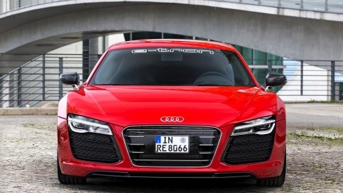 Korte rijtest van de Audi R8 e-tron op het circuit van luchthaven Berlijn Tempelhof. Autotest elektrisch aangedreven Audi R8.