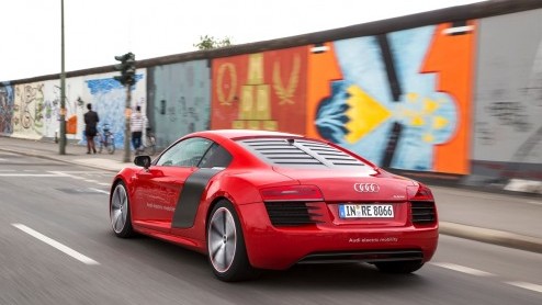 Korte rijtest van de Audi R8 e-tron op het circuit van luchthaven Berlijn Tempelhof. Autotest elektrisch aangedreven Audi R8.