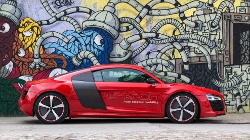 Korte rijtest van de Audi R8 e-tron op het circuit van luchthaven Berlijn Tempelhof. Autotest elektrisch aangedreven Audi R8.