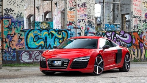 Korte rijtest van de Audi R8 e-tron op het circuit van luchthaven Berlijn Tempelhof. Autotest elektrisch aangedreven Audi R8.