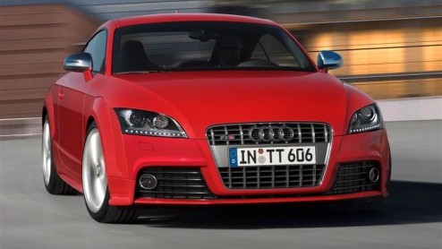 Voor wie de Audi TT niet sportief en snel genoeg vindt, kan zijn zinnen gaan zetten op de Audi TTS. Dit topmodel is voorzien van nog meer uiterlijk vertoon en beschikt over een tot het uiterste opgepe